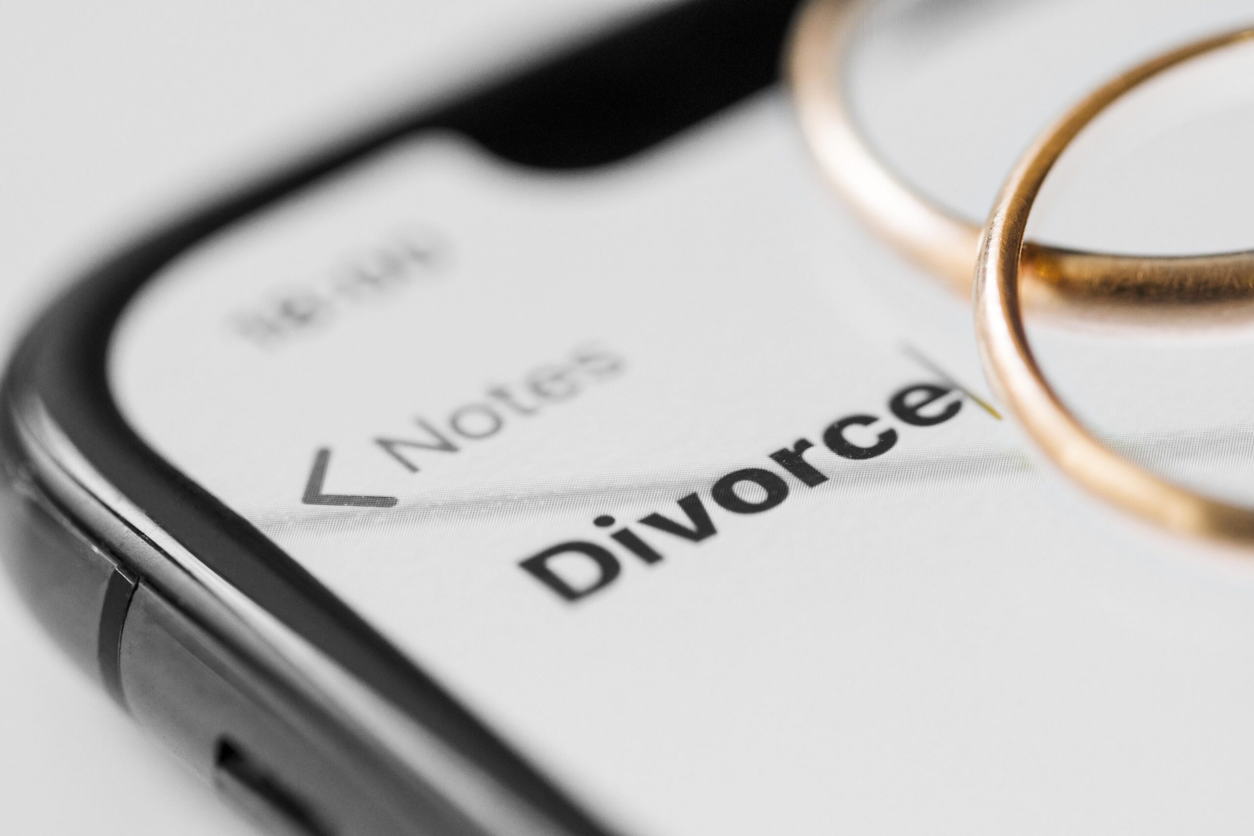 Hire the Best Divorce Lawyers in Delhi/NCR - Ezhrconsultants.com