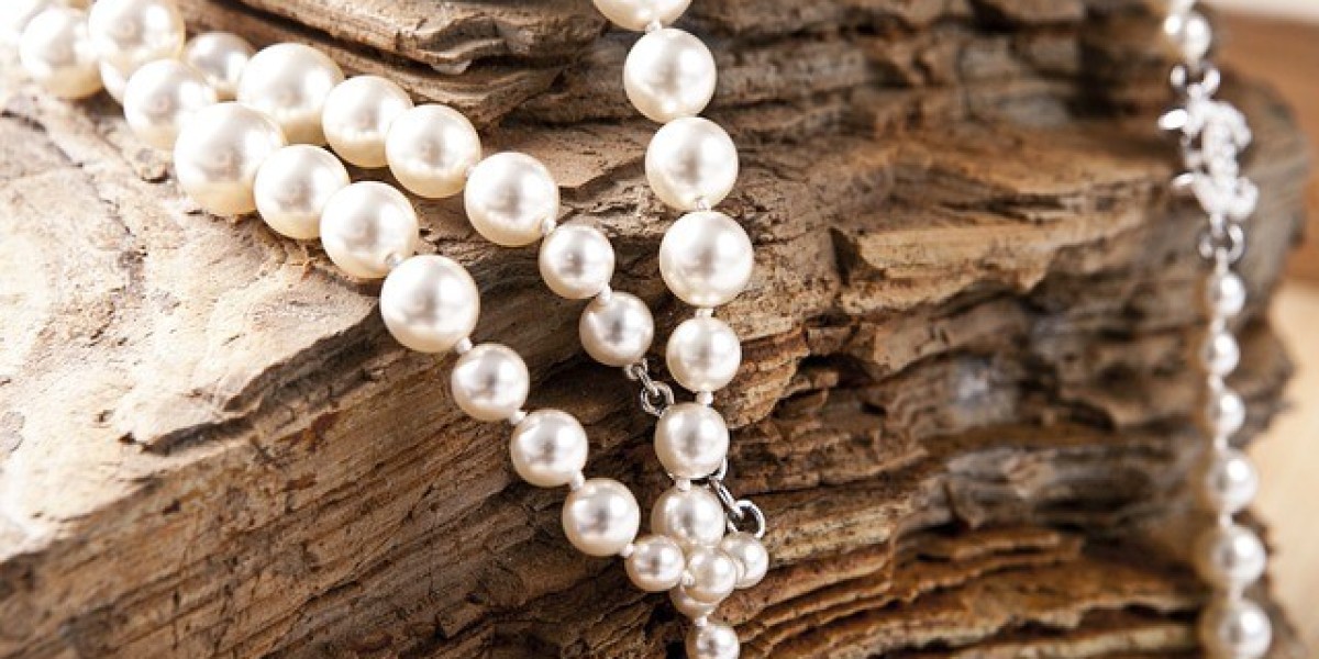 Ocean's Treasures: Discovering the Enchantment of Pearl Necklaces