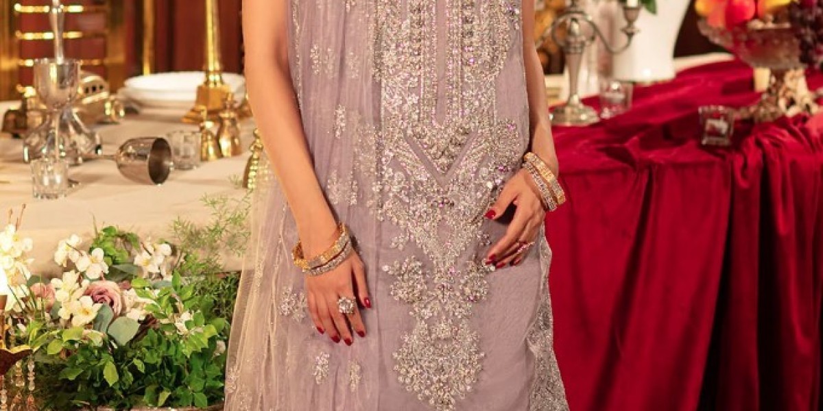 "From Tradition to Trend: The Evolution of Pakistani Silk Dresses"