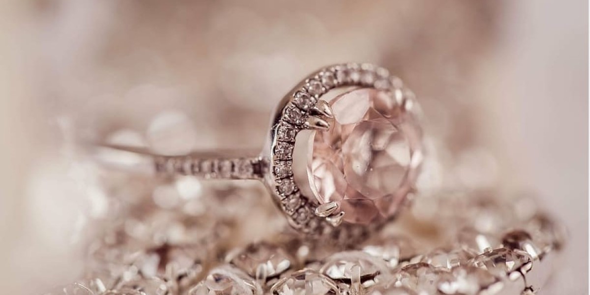 Moissanite vs Diamond: Decoding the Eternal Dilemma in Jewelry